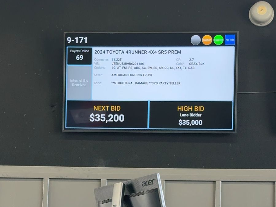 Pantalla de subasta mostrando el lote 9-171, Toyota 4Runner SR5 Premium 2024, con siguiente puja de 35,200 dólares