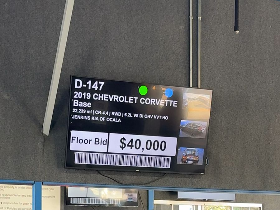 Pantalla de subasta mostrando el lote D-147, Chevrolet Corvette 2019, con floor bid de 40,000 dólares