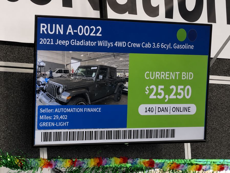 Pantalla de subasta mostrando RUN A-0022, Jeep Gladiator Willys 4WD 2021, con puja actual de 25,250 dólares y luz verde